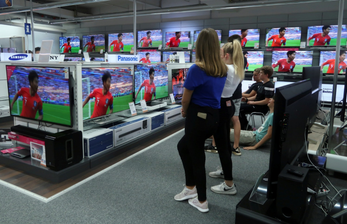 Alunos assistem à partida de futebol da Copa do Mundo entre Coreia do Sul e Alemanha