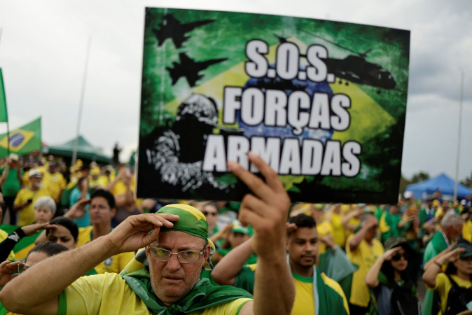 Manifestantes bolsonaristas protestam em frente ao Comando do Exército, em Brasília 07/11/2022