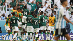Jogadores da Arábia Saudita comemoram gol diante da Argentina, em jogo válido pela 1ª rodada do Grupo C