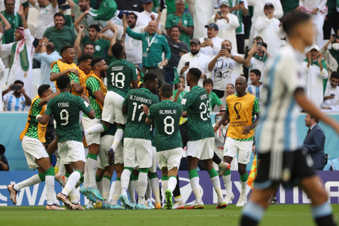 Jogadores da Arábia Saudita comemoram gol diante da Argentina, em jogo válido pela 1ª rodada do Grupo C