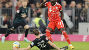 Sadio Mané deixou a partida entre Bayern de Munique e Werder Bremen sentindo dores