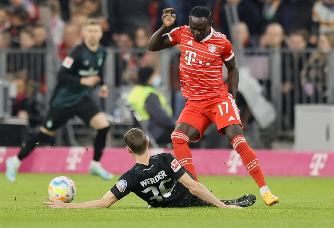 Sadio Mané deixou a partida entre Bayern de Munique e Werder Bremen sentindo dores