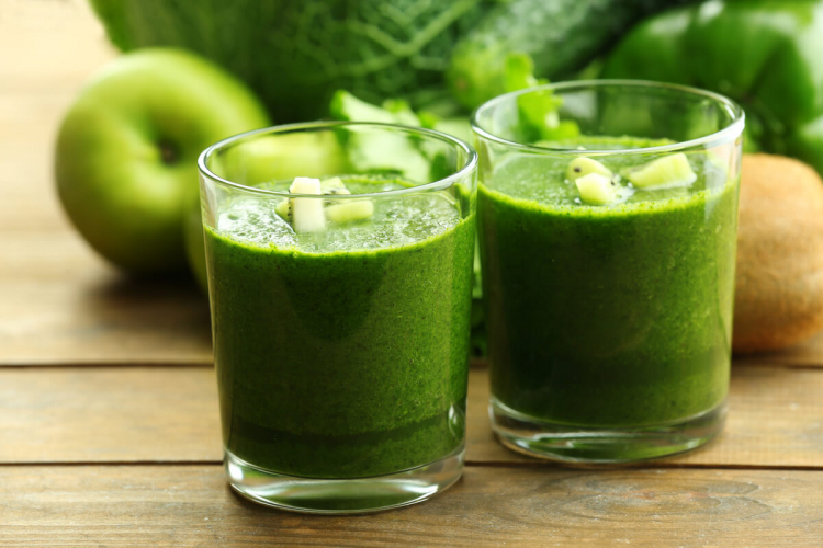 4 sucos verdes para limpar o organismo e ajudar a emagrecer