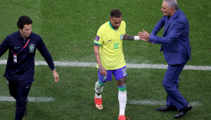 Tite cumprimenta Neymar durante jogo do Brasil contra a Sérvia