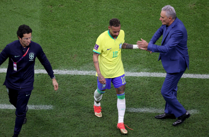 Tite cumprimenta Neymar durante jogo do Brasil contra a Sérvia