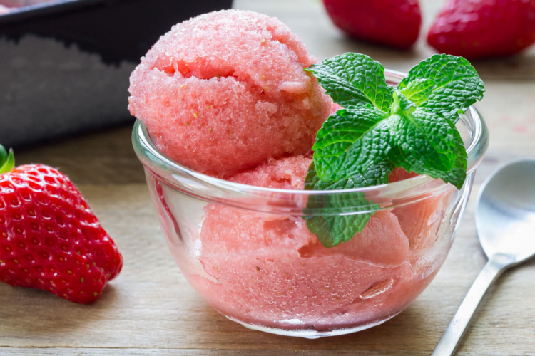5 receitas de sorvetes com frutas para não fugir da dieta