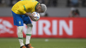 Neymar beija a bola durante partida da seleção brasileira contra a Holanda