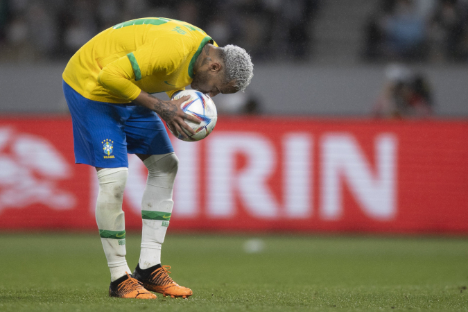 Neymar beija a bola durante partida da seleção brasileira contra a Holanda