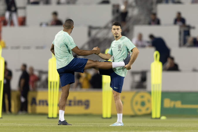 Gabriel Martinelli e Bremmer aquecem antes de treino da seleção brasileira