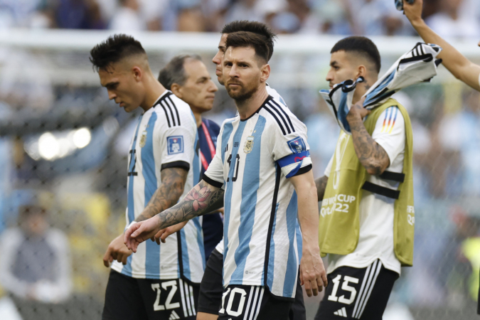 Jogadores da Argentina deixam o gramado do Lusail Stadium após revés para Arábia Saudita