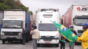 Apoiadores do presidente e candidato derrotado Jair Bolsonaro (PL) em um bloqueio ilegal na Rodovia Castello Branco, em São Paulo