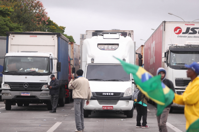 Apoiadores do presidente e candidato derrotado Jair Bolsonaro (PL) em um bloqueio ilegal na Rodovia Castello Branco, em São Paulo