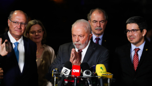 Lula em coletiva de imprensa na última quarta-feira, após se reunir com Arthur Lira, Rodrigo Pacheco, Rosa Weber e ministros do STF, além do presidente do TSE, Alexandre de Moraes