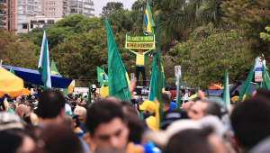 Apoiadores do presidente da república Jair Messias Bolsonaro (PL) pedem por intervenção militar e condenam o resultado das eleições
