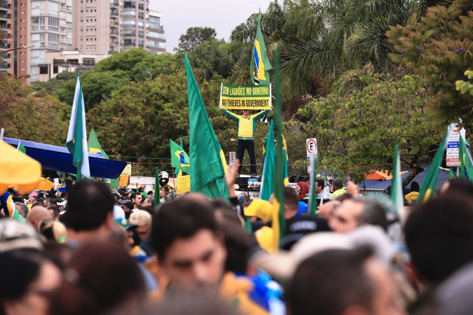 Apoiadores do presidente da república Jair Messias Bolsonaro (PL) pedem por intervenção militar e condenam o resultado das eleições