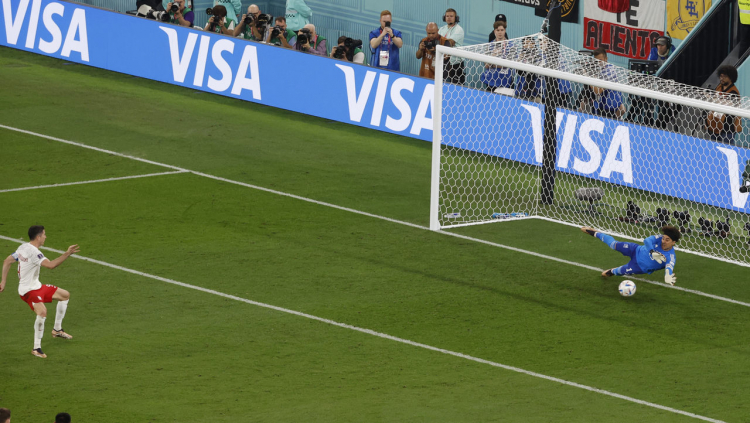 defesa de Ochoa em pênalti de Lewandowski
