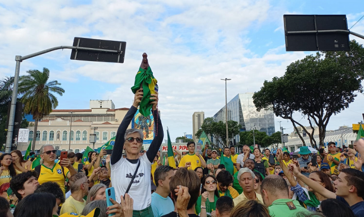 Cássia Kis levanta imagem de Nossa Senhora na praça Dique de Caxias, cercada de manifestantes