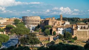Imagem aberta da cidade de Roma, onde se vê o Coliseu