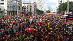 Torcedores lotam a Fan Fest, estrutura montada com telão para transmissão dos jogos da Copa do Mundo do Catar 2022, no Vale do Anhangabaú, no centro de São Paulo, para assistir ao jogo de estreia da Seleção Brasileira contra a Sérvia