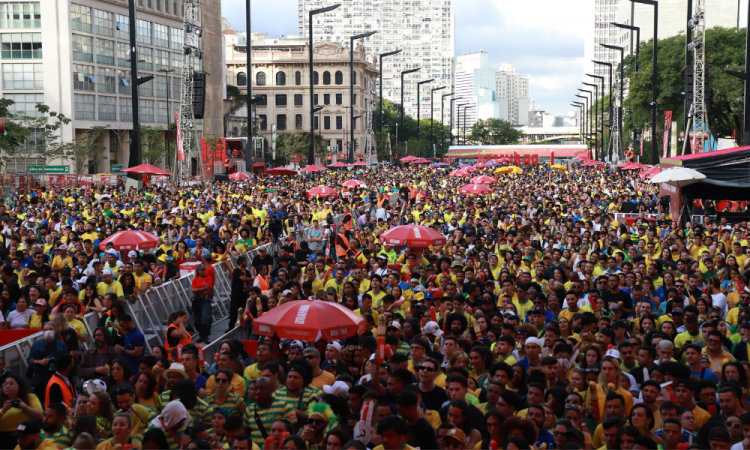 Torcedores lotam a Fan Fest, estrutura montada com telão para transmissão dos jogos da Copa do Mundo do Catar 2022, no Vale do Anhangabaú, no centro de São Paulo, para assistir ao jogo de estreia da Seleção Brasileira contra a Sérvia