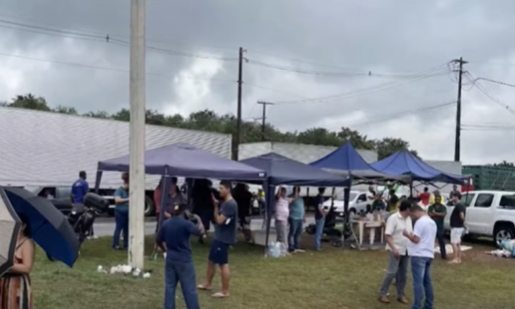 Manifestantes acampados no acostamento central da BR-308, na entrada da cidade de Ipatinga, interior de Minas Gerais