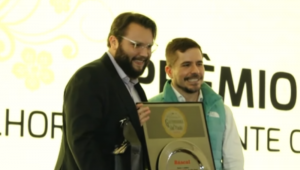 Representante da Jovem Pan, Carlos Aros entrega prêmio