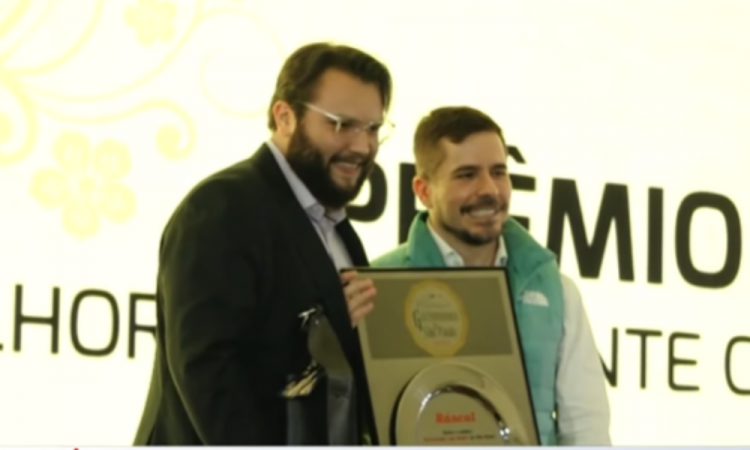 Representante da Jovem Pan, Carlos Aros entrega prêmio