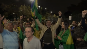 Grupo de manifestantes em São Paulo protestam contra eleição de Lula