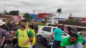 Motorista atropela dezenas de manifestantes no interior de São Paulo