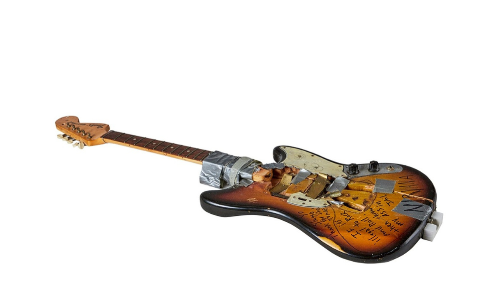 Guitarra quebrada por Kurt Cobain durante show é vendida por R$ 2,5 milhões  em leilão | Jovem Pan