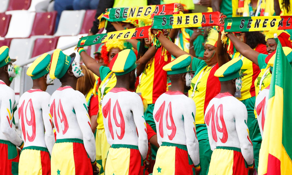 Torcida e jogadores do Senegal homenageiam ídolo Papa Bouba Diop