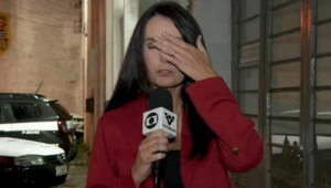 Vanessa Medeiros com a mão na testa durante transmissão ao vivo