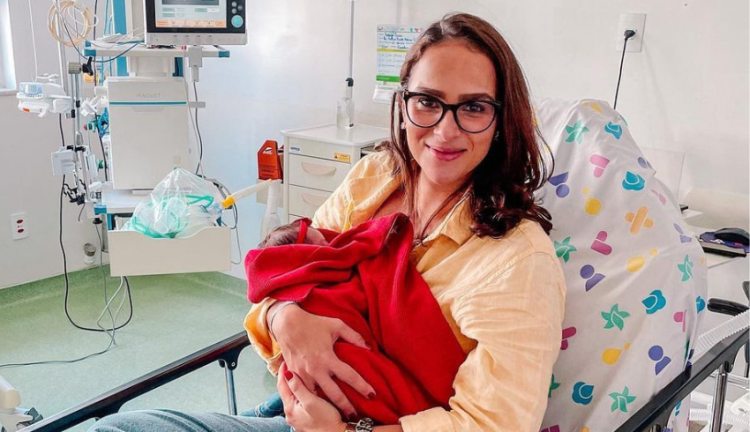 Leticia Cazarré no hospital com a filha no colo