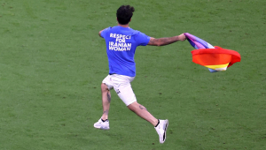 manifestante entra com bandeira LGBT no gramado