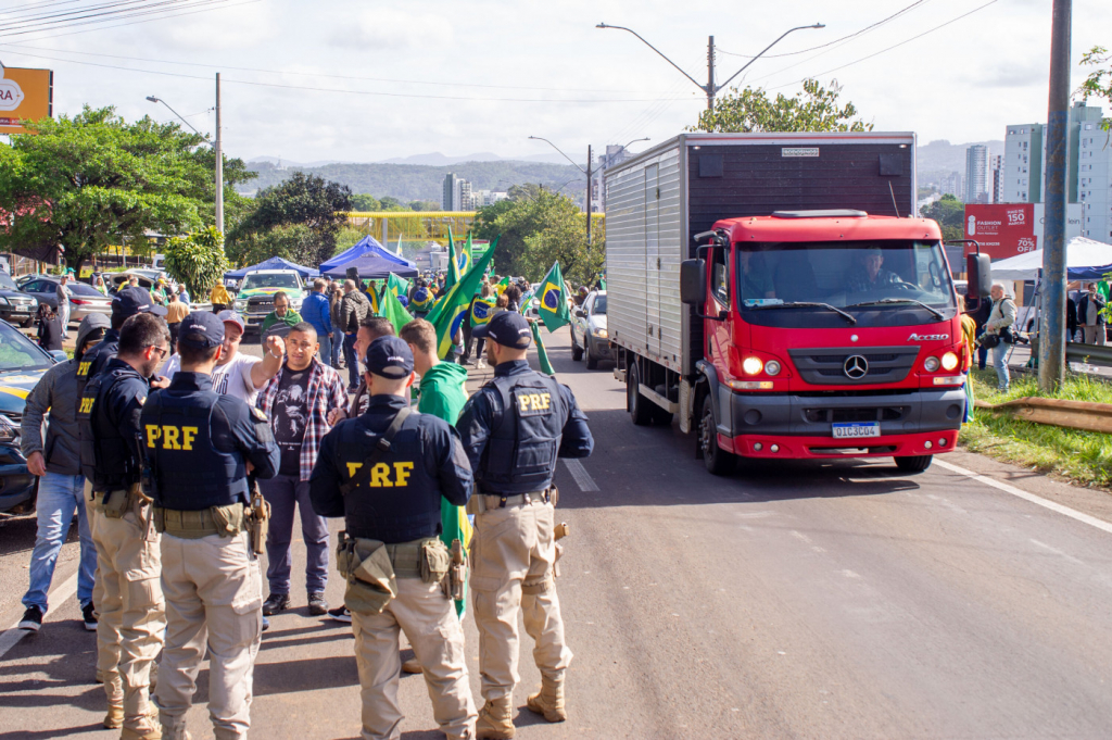 Polícia Rodoviária Federal reprime onda de caminhões arqueados - Olhar  Digital