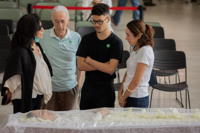 Gabriel Costa Penna Burgo e Wilma Petrillo no velório de Gal Costa