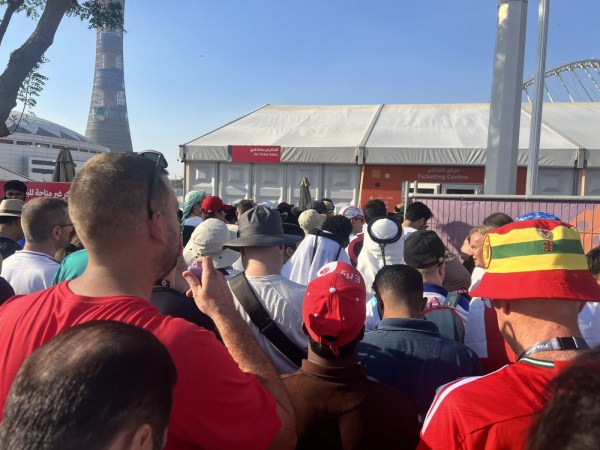 filas de torcedores para entrar no estádio no Catar