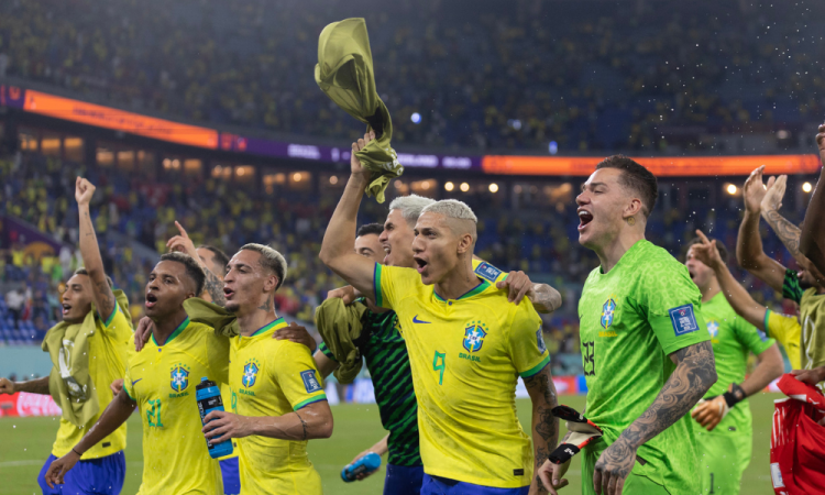 Brasil e Portugal classificados, chuva de gols e invasão de campo: confira  os destaques do 9º dia de Copa