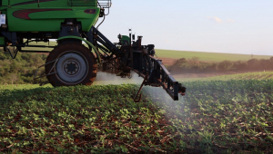 Produtor rural faz aplicação de herbicida em plantação de soja