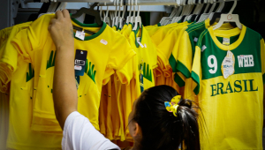 Torcedora procura camisa do Brasil em loja de São Paulo para torcer na Copa do Mundo