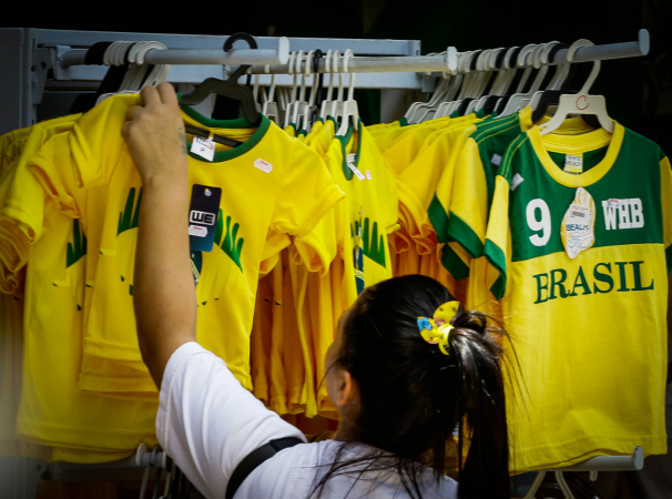 Torcedora procura camisa do Brasil em loja de São Paulo para torcer na Copa do Mundo