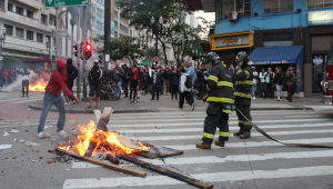 Polícia e Bombeiros combatem fogo ateado em rua paulista