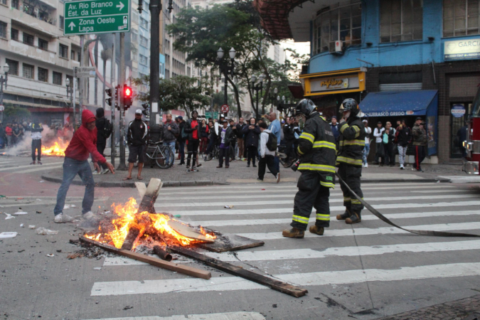 Polícia e Bombeiros combatem fogo ateado em rua paulista