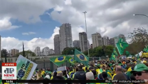 Centenas de pessoas se manifestam no Ibirapuera