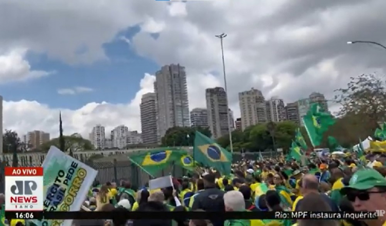 Centenas de pessoas se manifestam no Ibirapuera