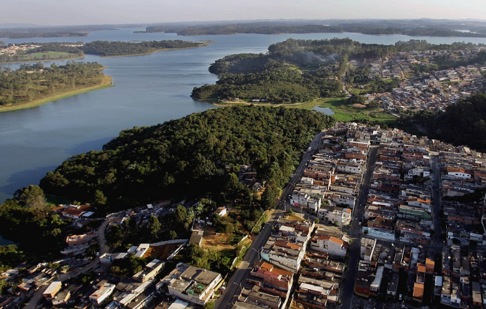 Vista aérea da ocupação irregular nas áreas de mananciais da represa Billings, em São Paulo.