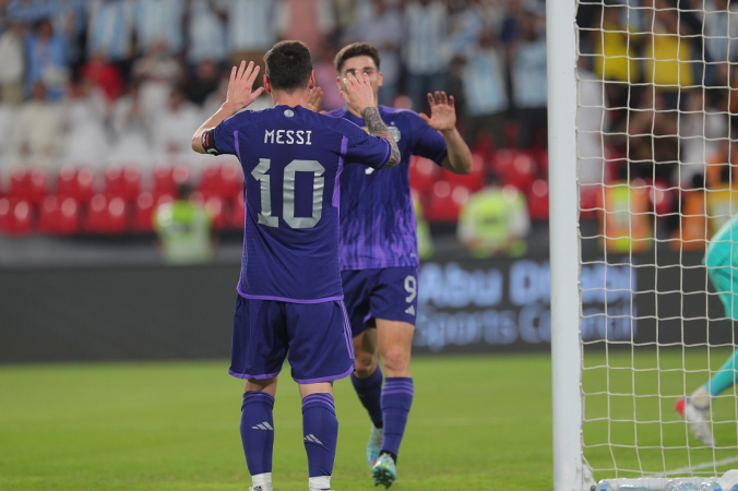 Lionel Messi e Julián Álvarez marcaram na vitória da Argentina sobre Emirados Árabes