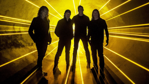 Banda Metallica em fundo preto e amarelo, com a silhueta dos membros da banda