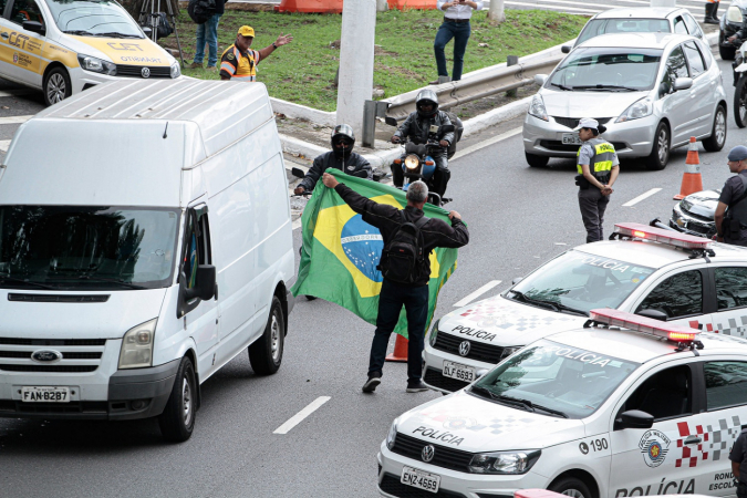 Congestionamento em razão do ato realizado por apoiadores do presidente da República, Jair Bolsonaro (PL), em uma faixa na Marginal Tietê, na altura da ponte das Bandeiras, em São Paulo, na manhã desta terça-feira, 01.