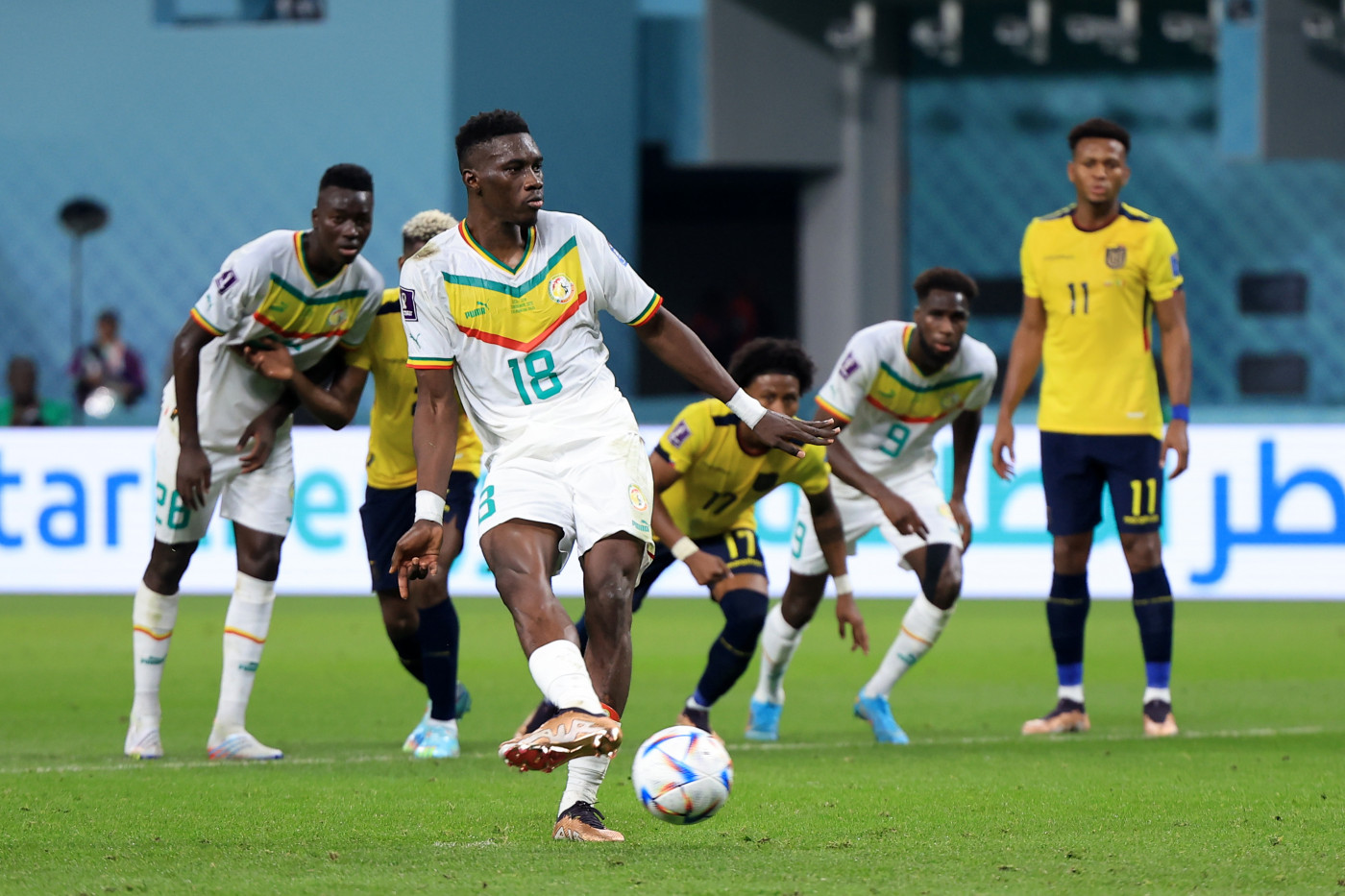 Torcida e jogadores de Senegal fazem homenagem a Papa Bouba Diop